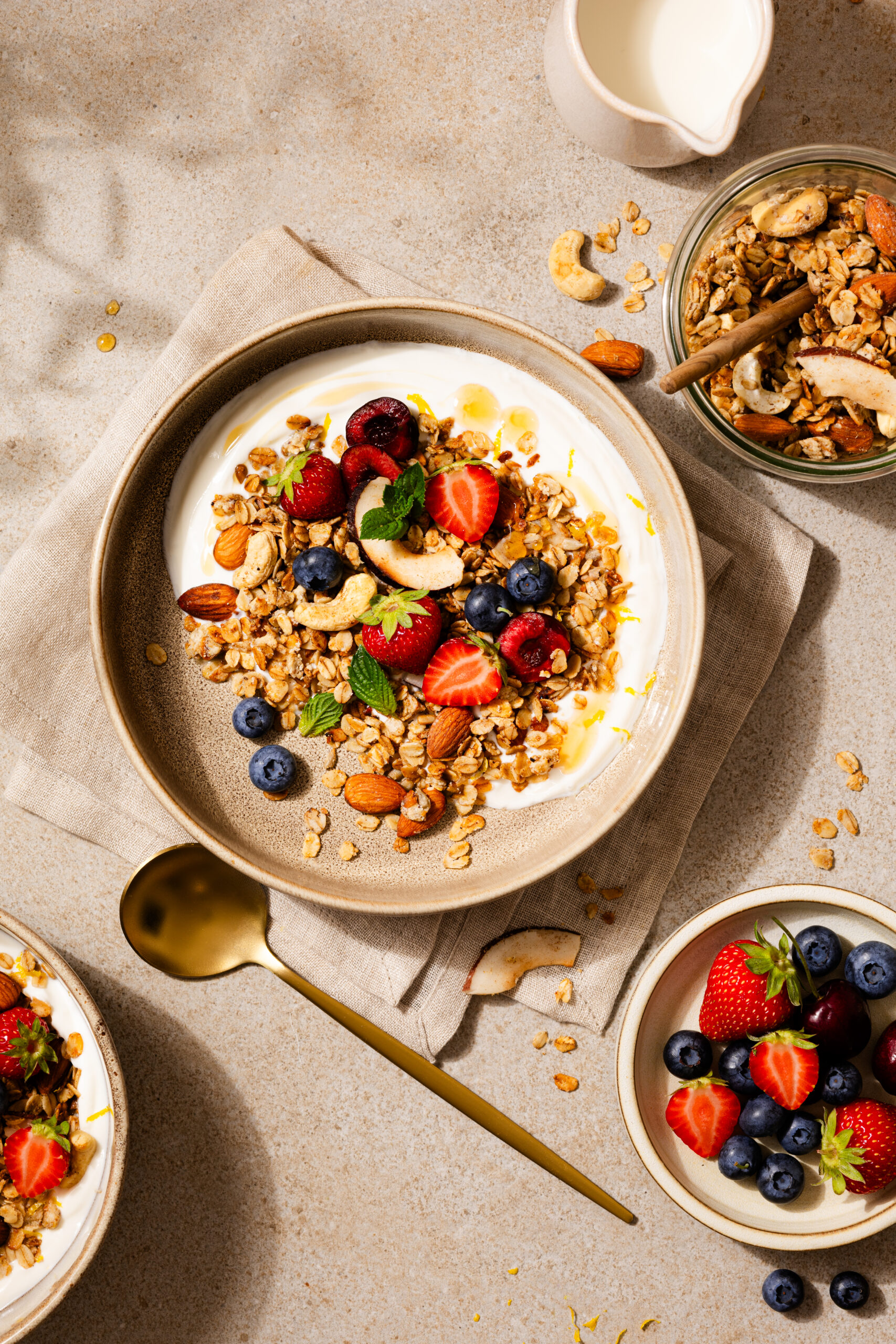 Hafer-Pfannengranola_Zitronenjoghurt-Beeren-Larissa-Günther-Photography