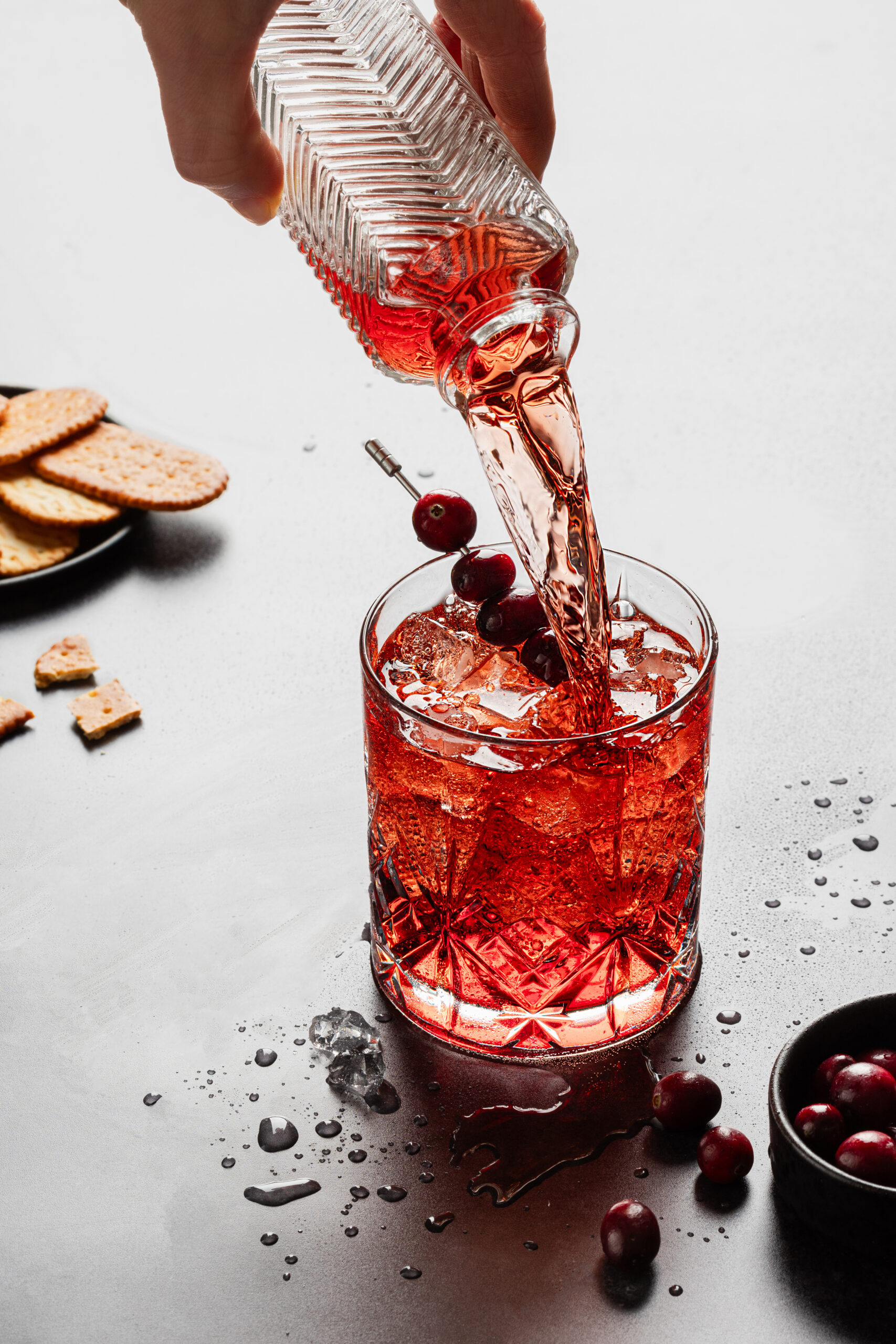 roter-Drink-mit-Cranberries-Splash-Einschenken