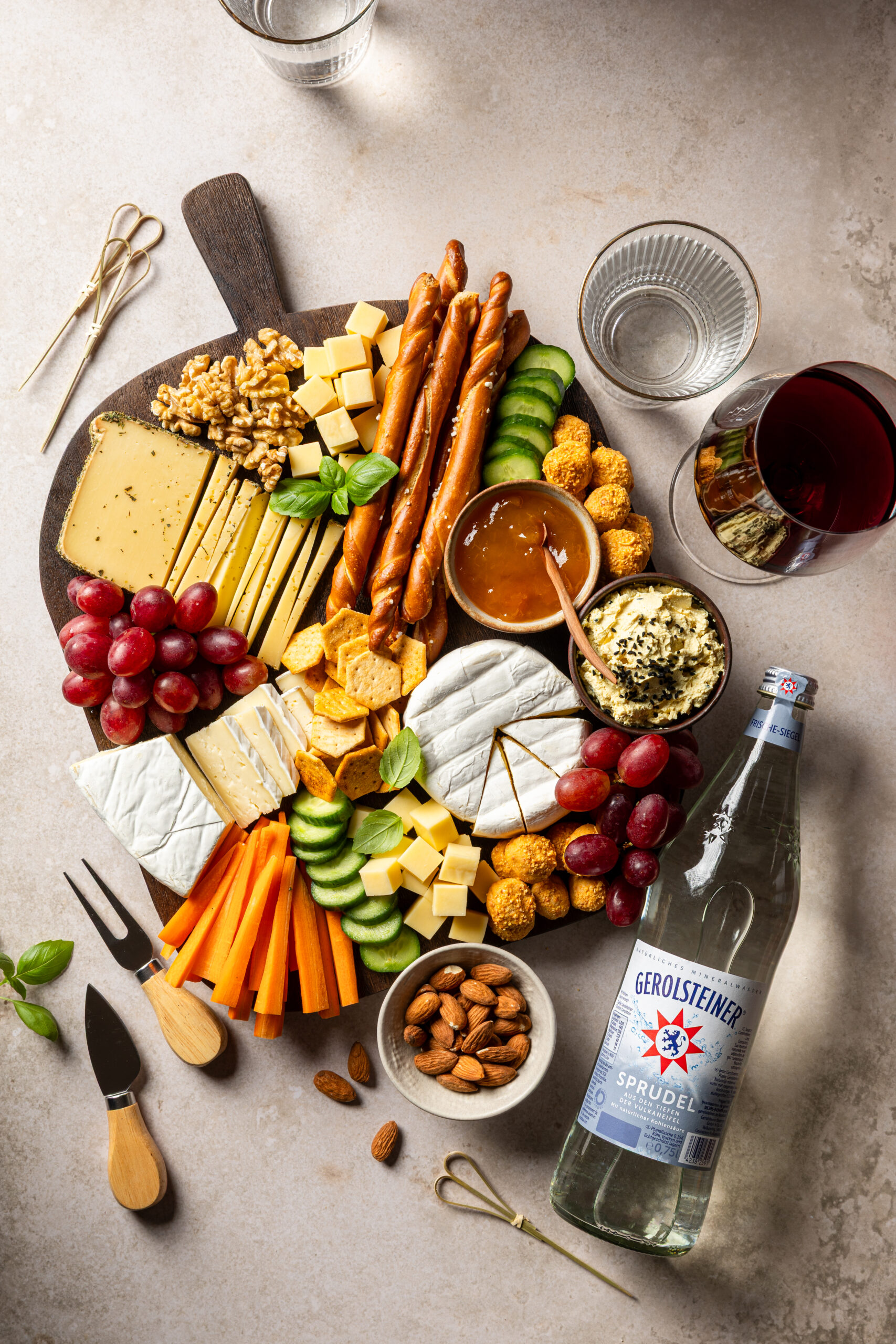 KäseBoard mit Gerolsteiner Mineralwasser Crackern Obst