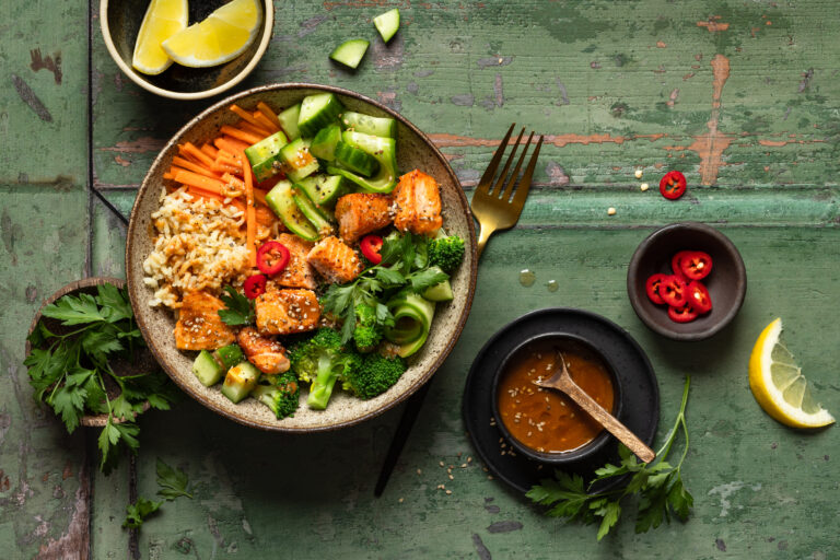 Bunte-Bowl-mit-Vollkornreis-Karotten-Gurke-und-Misodressing