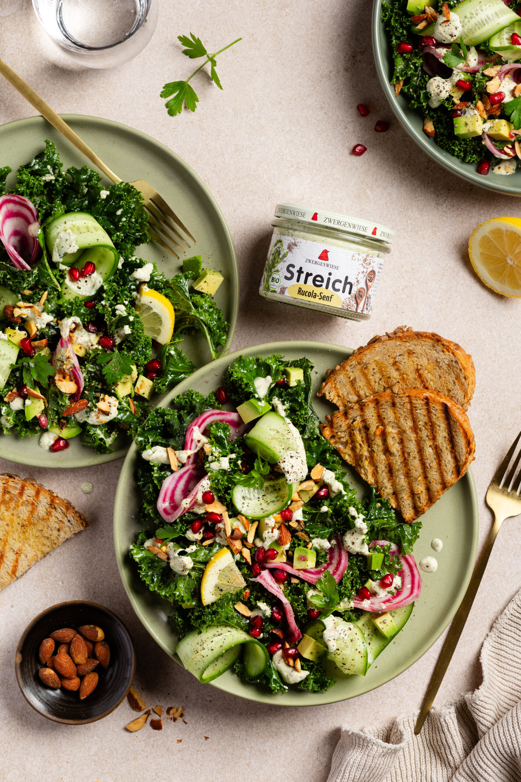 Wintersalat aus Grünkohl und Ringelbete mit Zwergenwiese Rucola-Senf-Streich