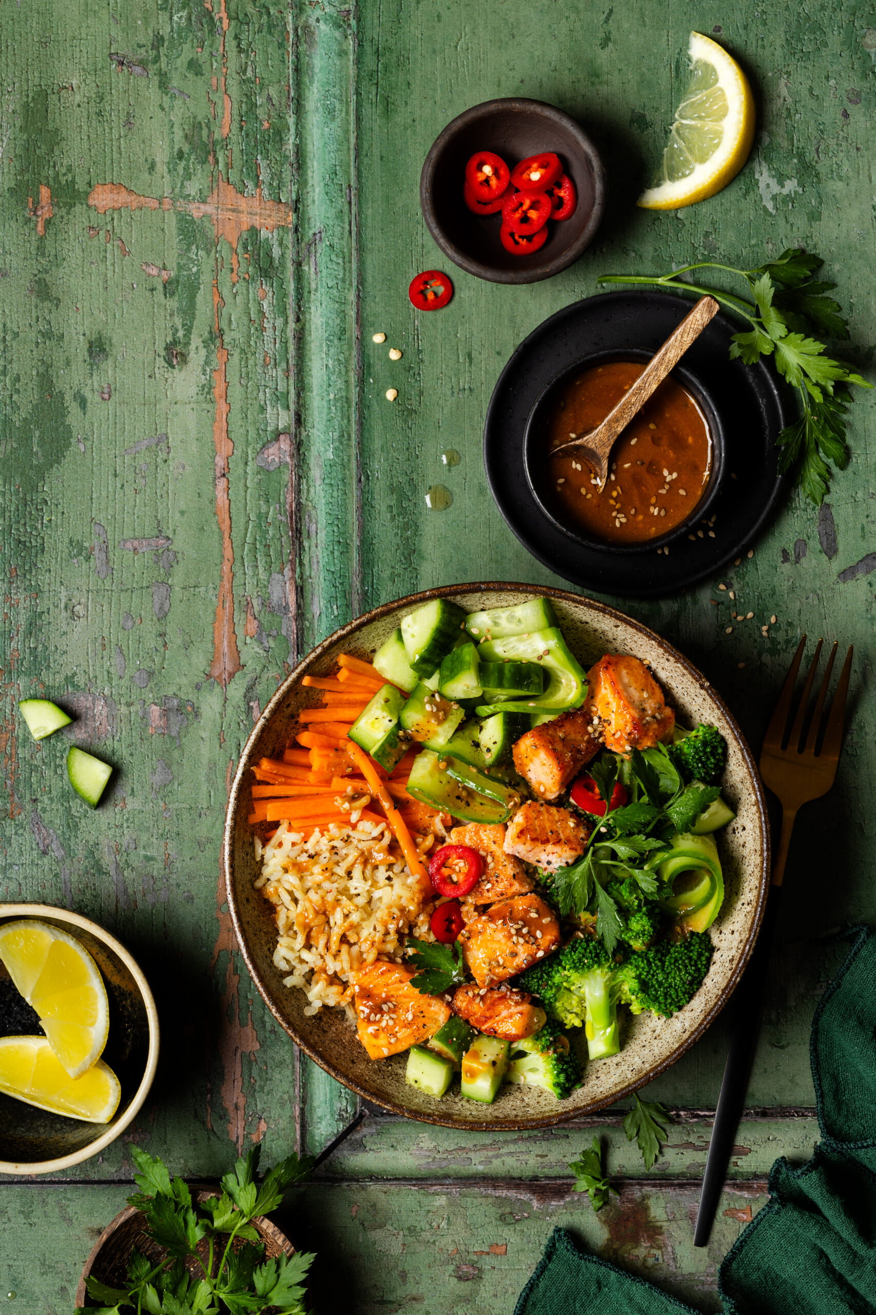 Bunte-Bowl-mit-Vollkornreis-Karotten-Gurke-und-Misodressing